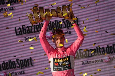 El giro - Watch the Giro d'Italia live on TV, follow the athletes along the route of the pink race and don't miss any stage!